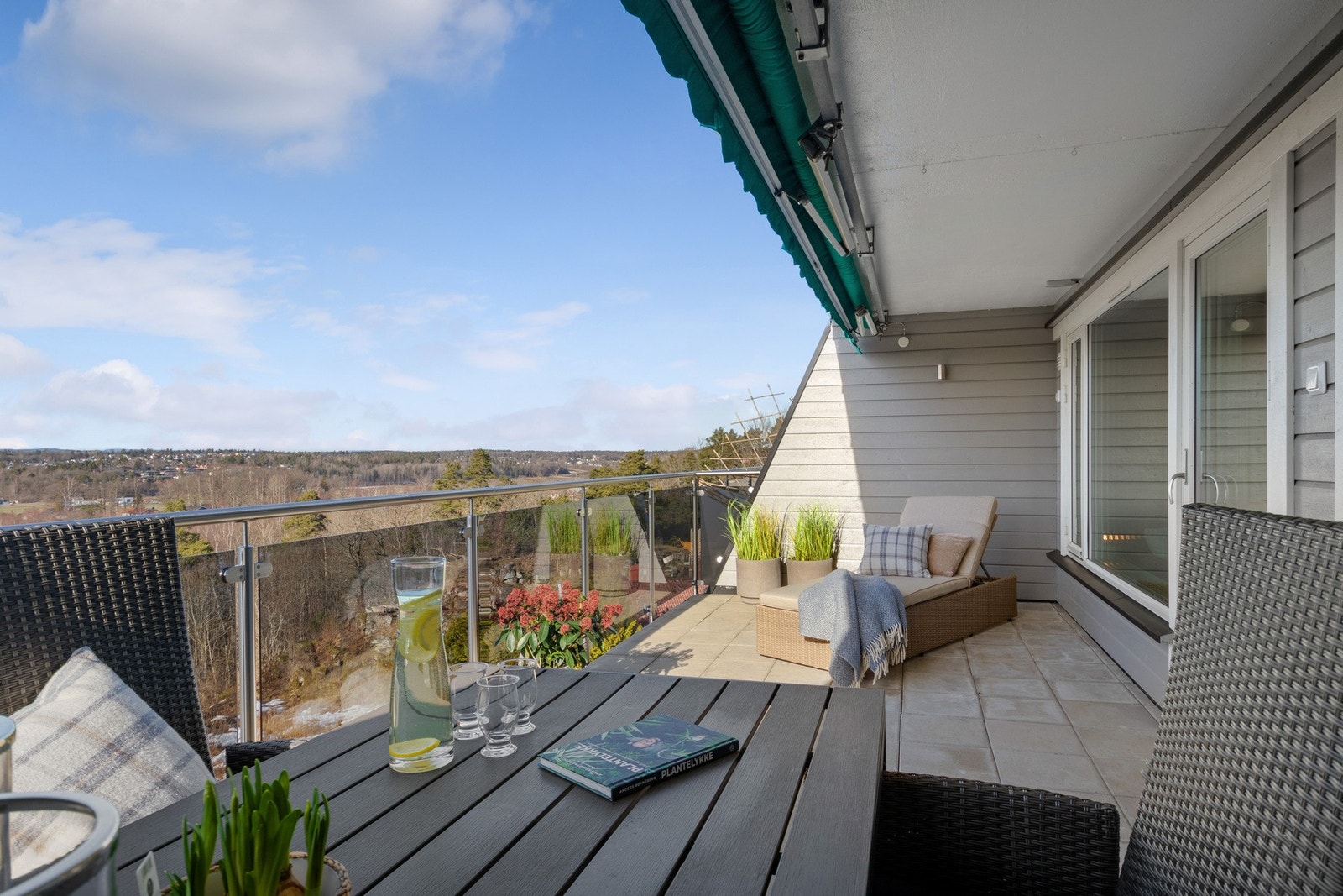 Leiligheten ligger i fjerde etasje - byggets toppetasje og har en stor, overbygget balkong på ca. 20 kvm. Galleribilde