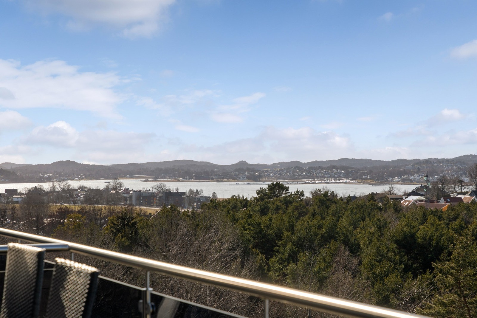 Her er det gode solforhold og flott utsikt til Slottsfjellet og fjorden i horisonten. Galleribilde
