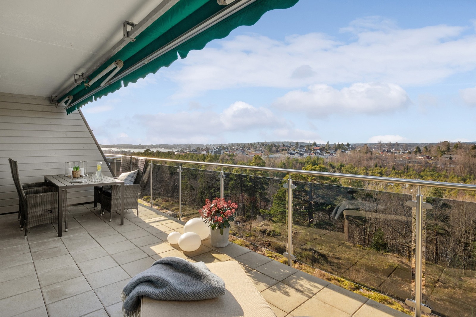 Balkongen har lettstelt dekke av steinheller og rekkverk i herdet glass, som gir en luftig og åpen følelse. Galleribilde