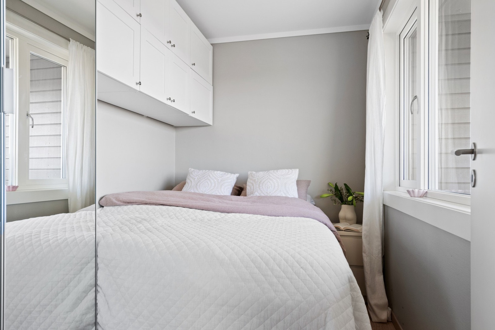 Soverommet har adkomst fra stuen og oppleves som lunt og koselig, med gode vindusflater mot balkongen. Galleribilde