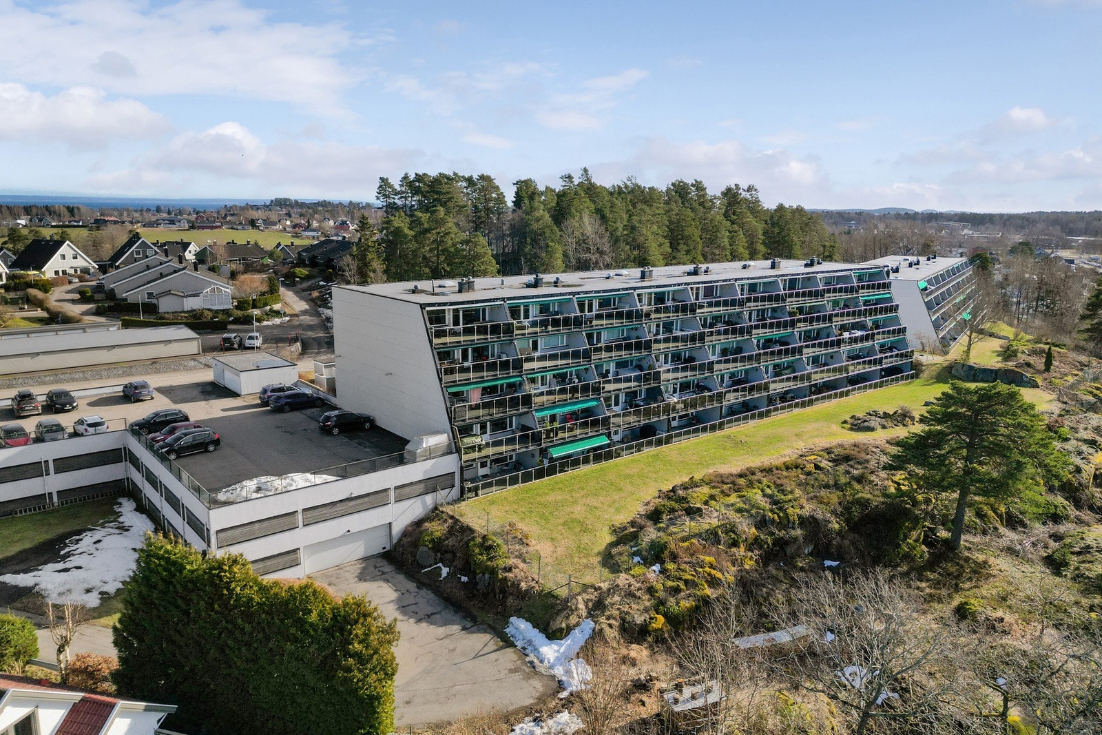 Leiligheten er en del av et borettslag med felles tomt, hvor det finnes fine plenarealer og gode rekreasjonsmuligheter. Galleribilde