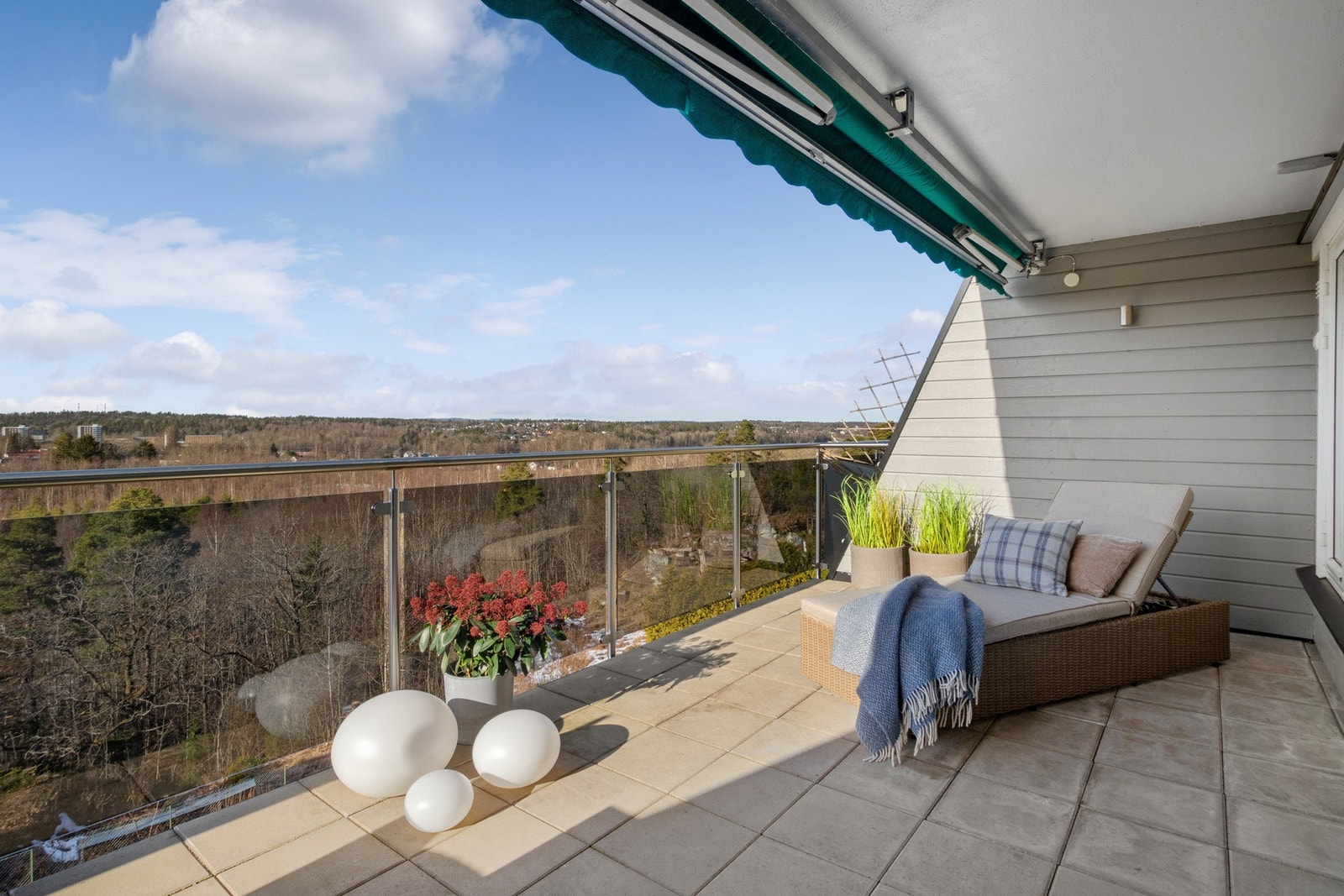 Uteplassen gir rikelig plass til flere utemøbler, og den solrike beliggenheten gjør den ideell for både avslapning og sosiale sammenkomster. Galleribilde