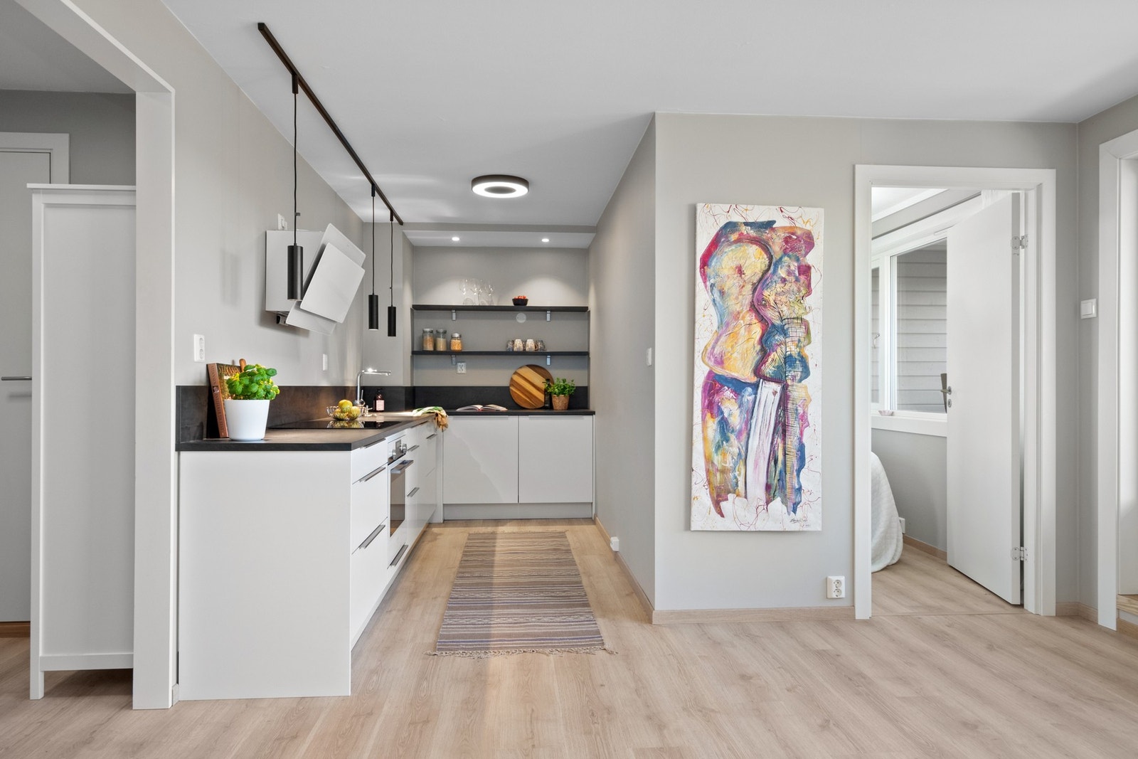 Kjøkkenet er moderne og stilrent, oppusset i 2020, og har en åpen løsning mot stuen. Galleribilde