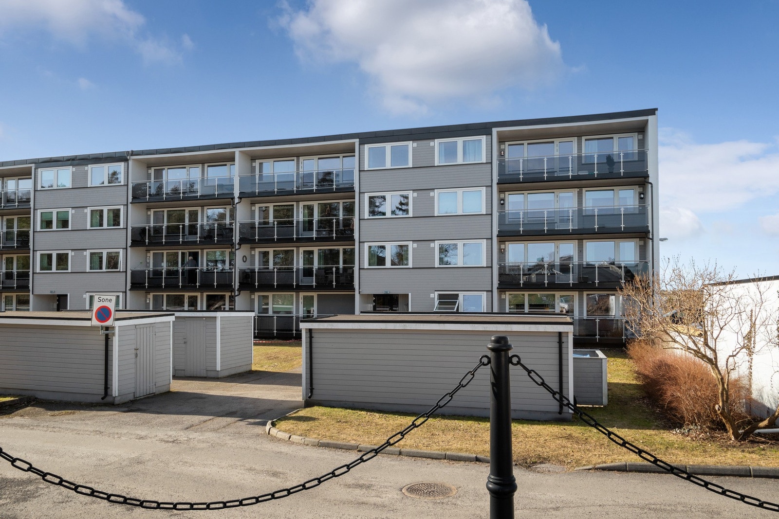 Leiligheten har adkomst via felles inngangsparti og trapper opp til leilighetsplanet. Galleribilde