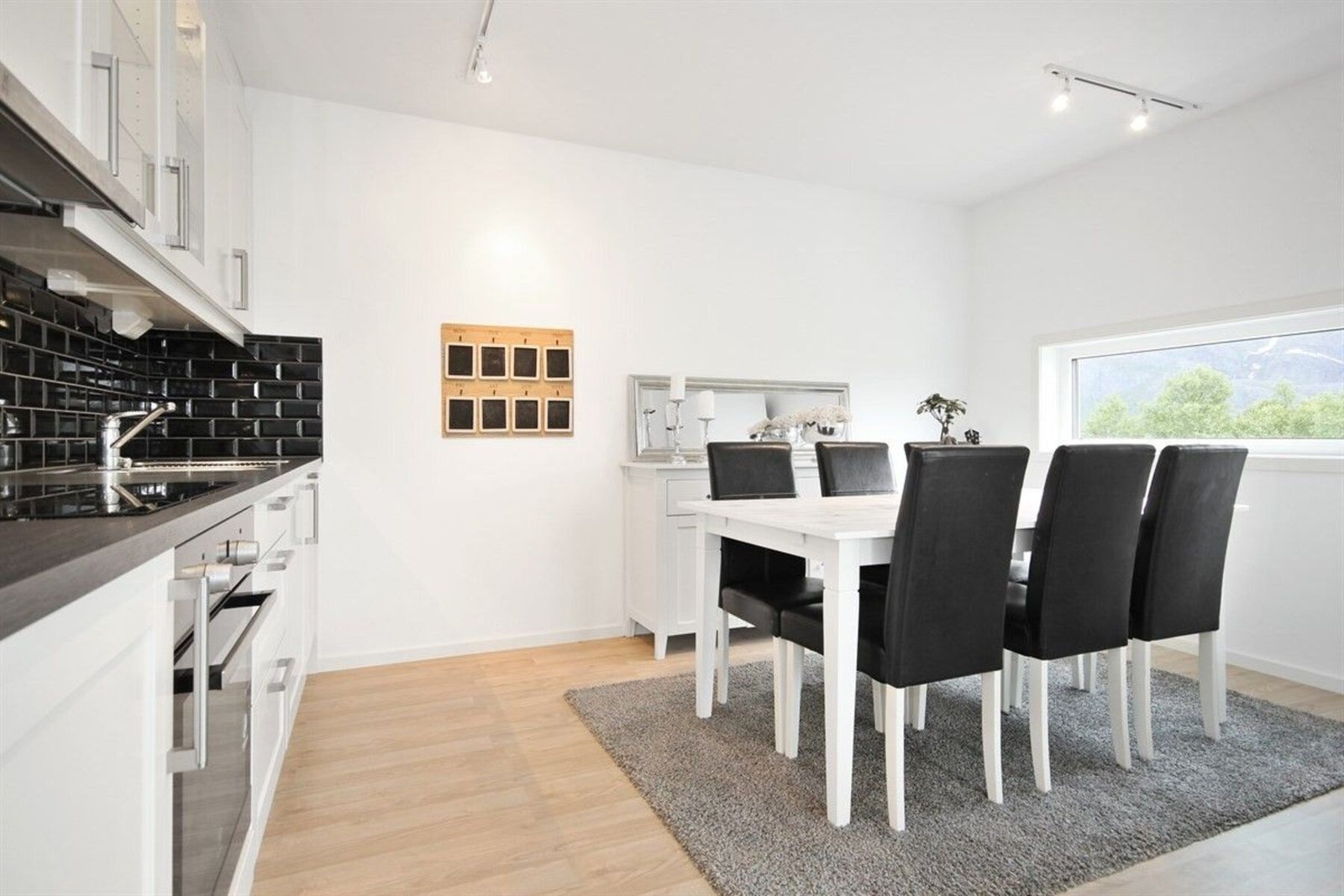 Kjøkkenet har plass til en spisegruppe, og med den åpne løsningen mot stuen skapes det en fin sammenheng mellom sonene Galleribilde
