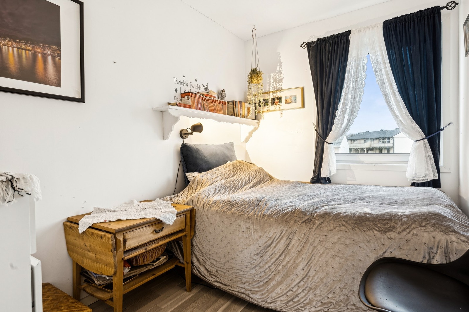 Det andre soverommet kan fint tilpasses etter behov, enten det er til kontor, hobbyrom eller walk-in closet Galleribilde