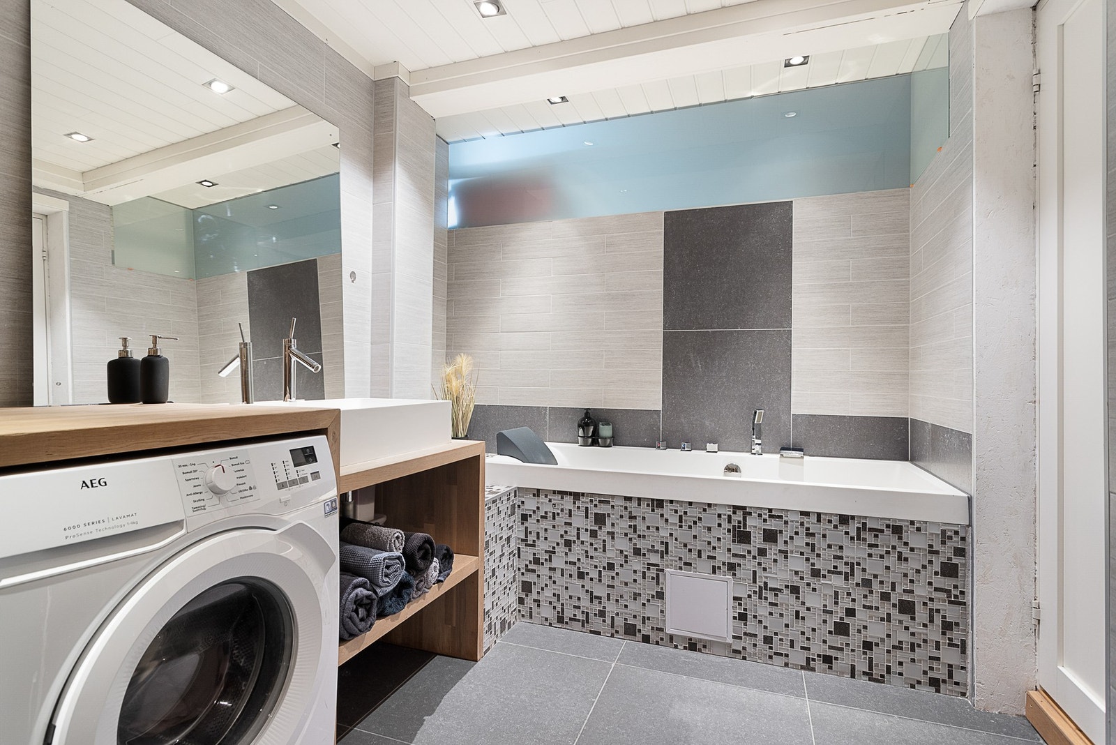 Badet har flislagt gulv med varmekabler Galleribilde