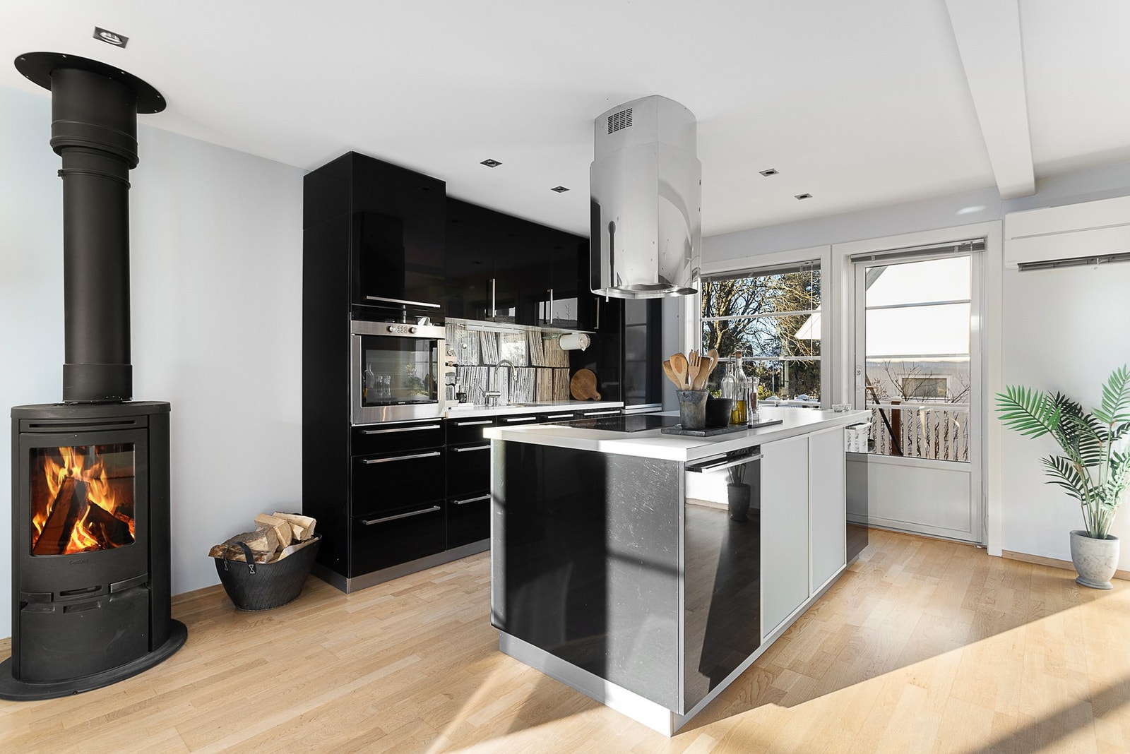 I stue/kjøkkenområde er det både varmepumpe og vedovn som gir god varme til rommet. Galleribilde