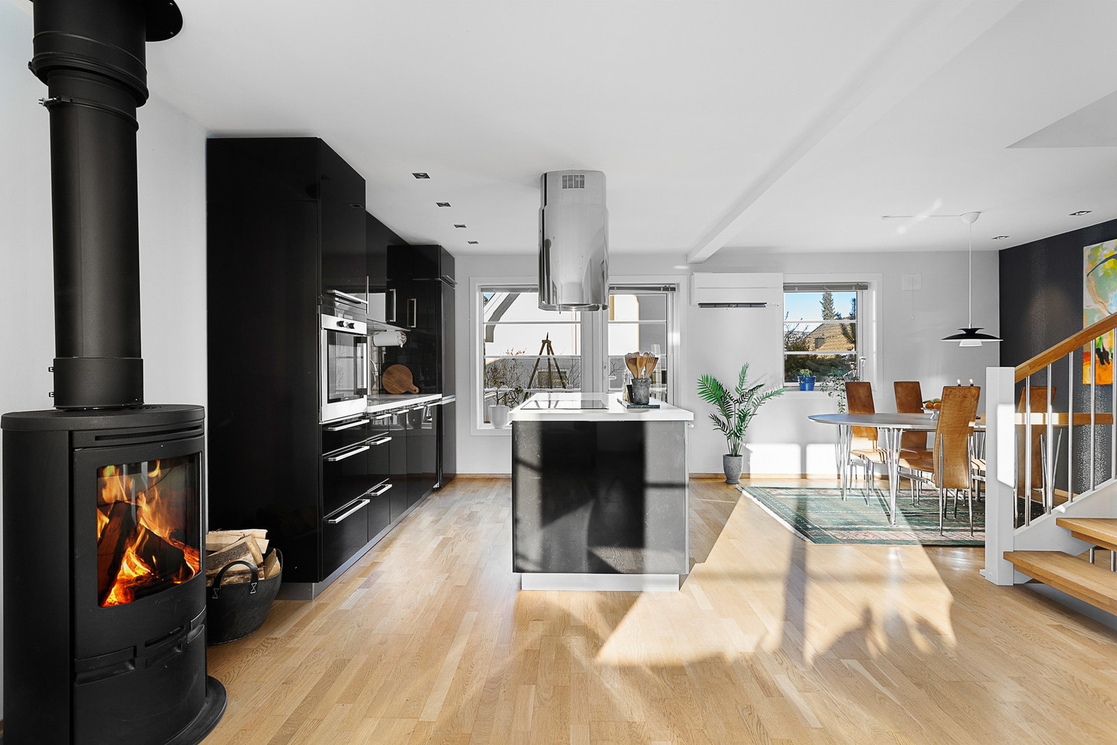 Stue og kjøkken ligger i en fin, åpen løsning Galleribilde