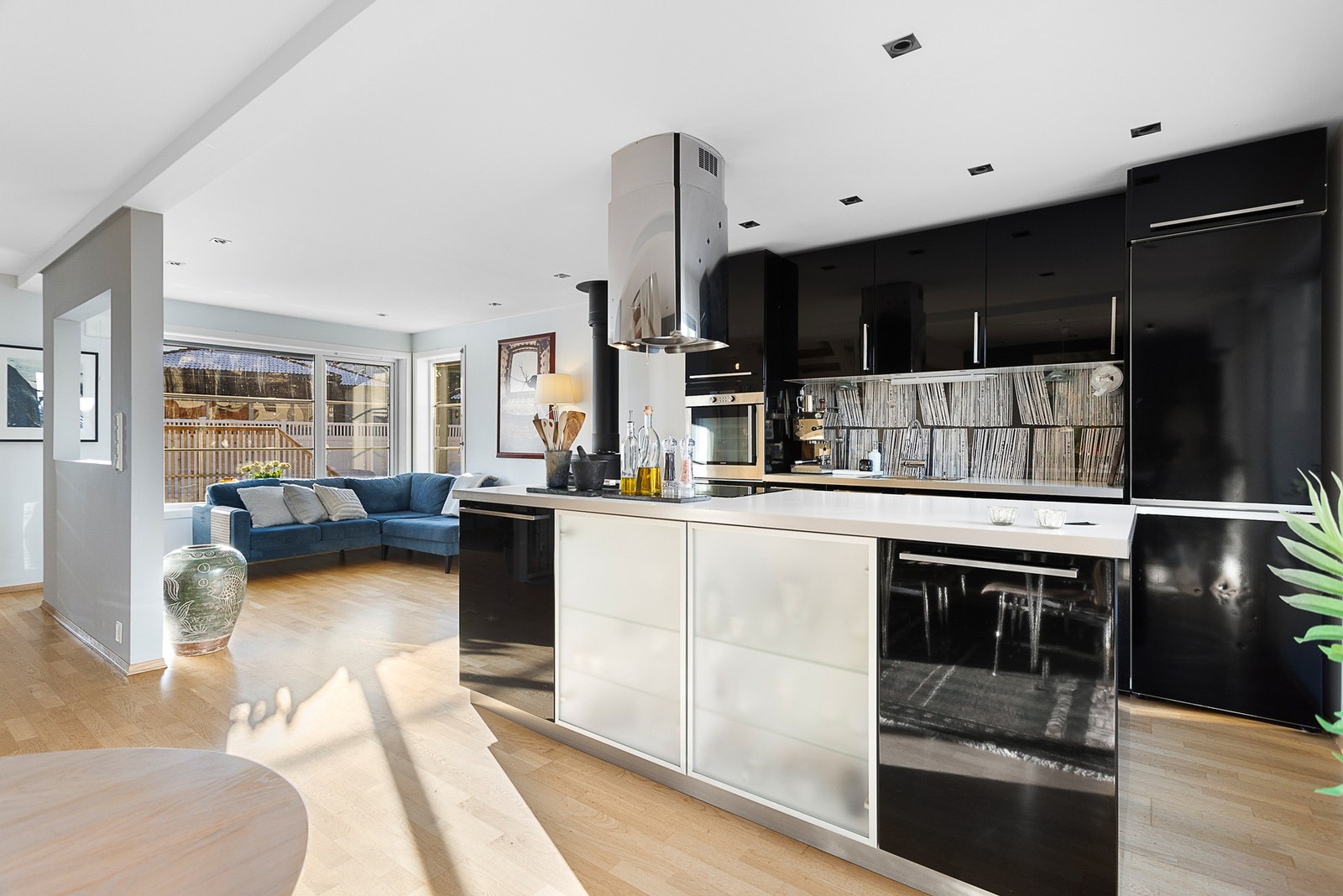 Boligen går over 3.etasjer med gang/entre, stue og kjøkken i 1.etasje, 3 soverom og bad i 2.etasje, og i underetasjen er det bad, kjellerstue og bod. Galleribilde