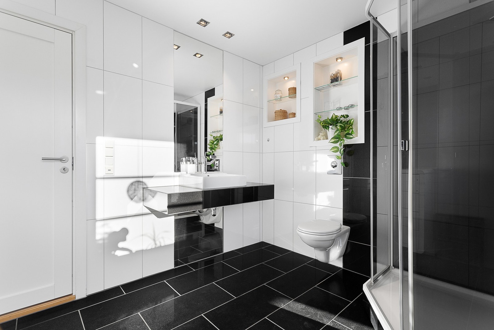 Pent, flislagt bad med varmekabler i gulv. Galleribilde