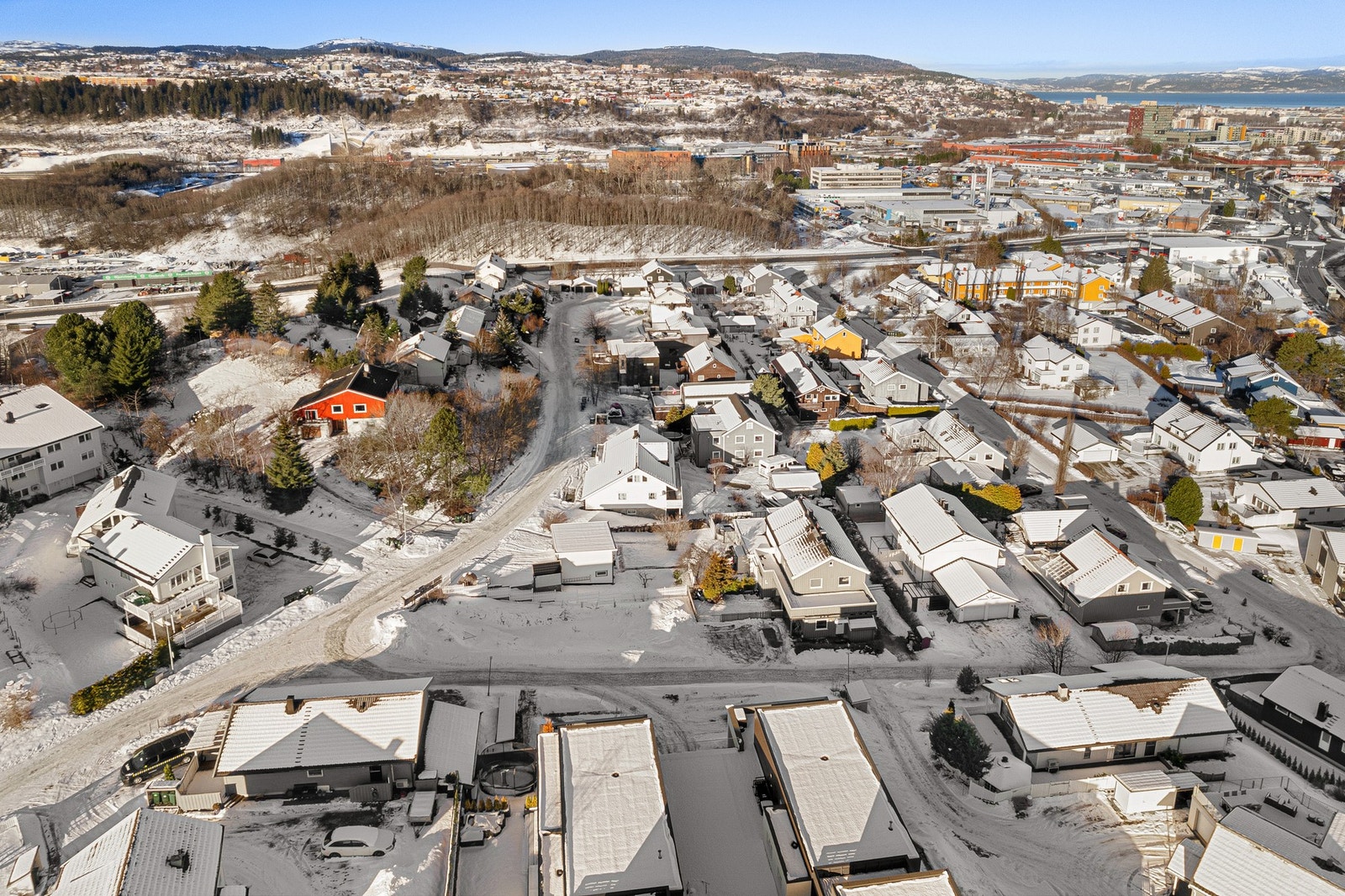 Tomten ligger i et attraktivt boligområde sentralt på Nidarvoll. Galleribilde