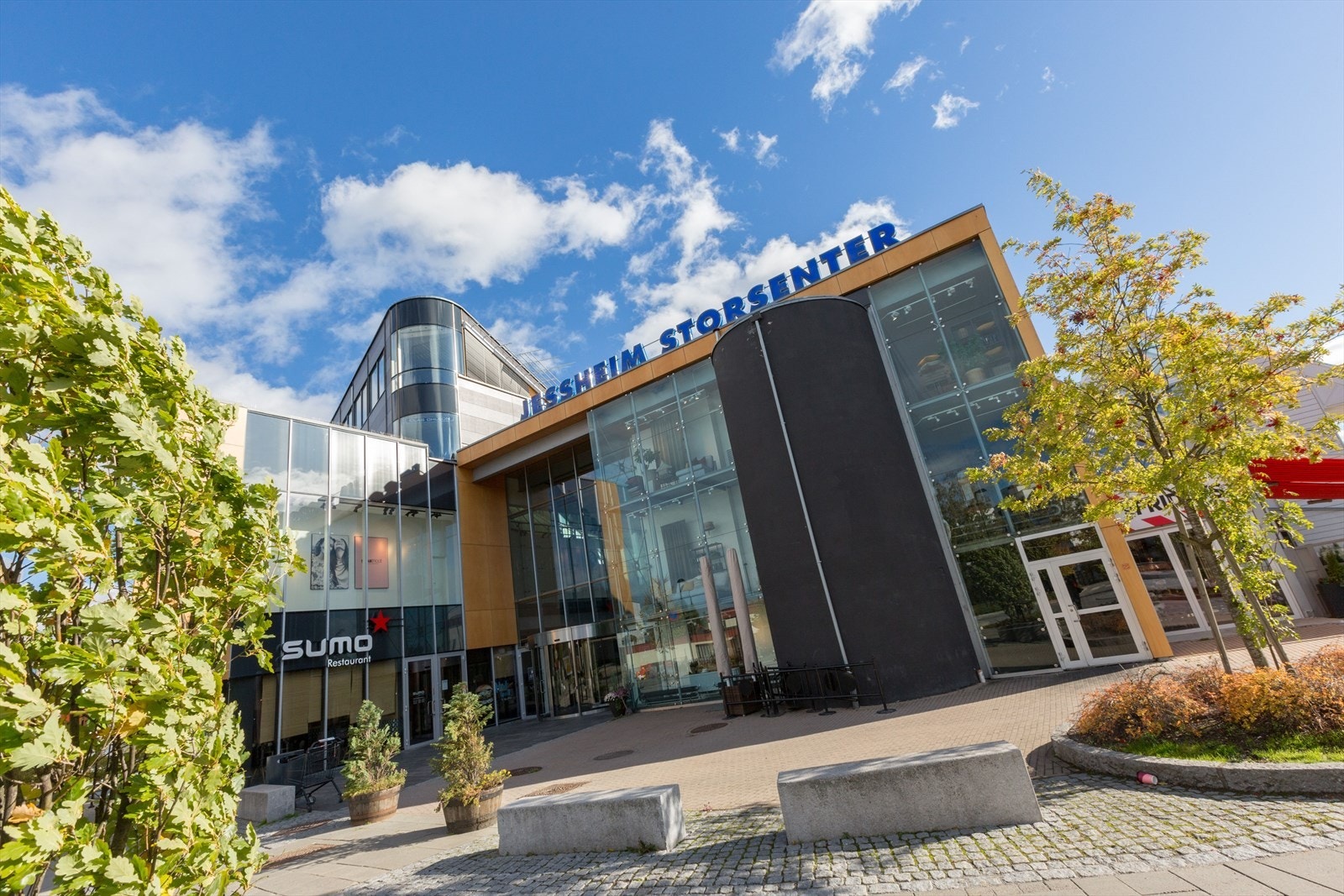 016_Jessheim storsenter ligger innen gangavstand og tilbyr ca 140 butikker og serveringssteder.jpg Galleribilde