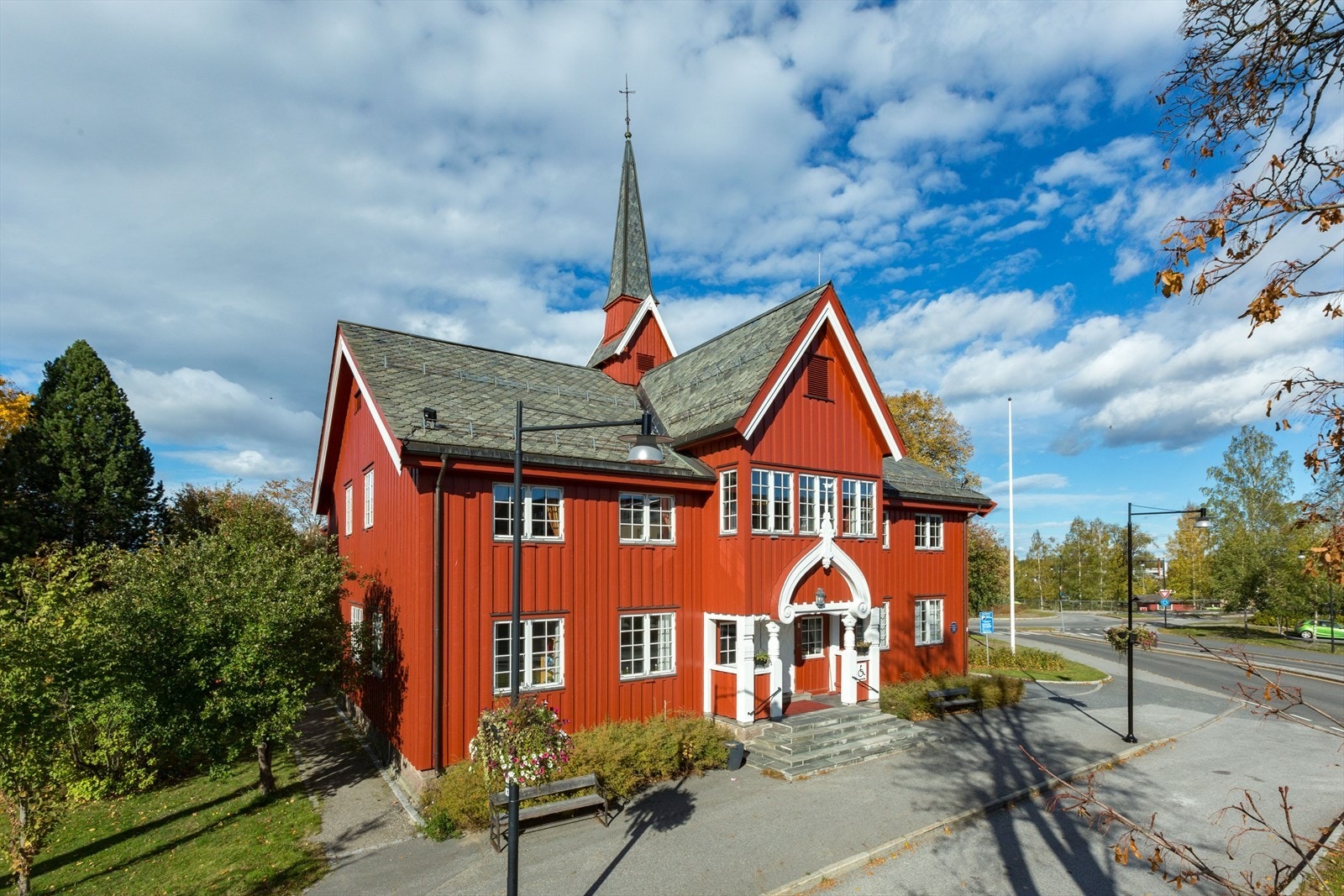 Det ærverdige Herredshuset i sentrum av Jessheim by. Galleribilde