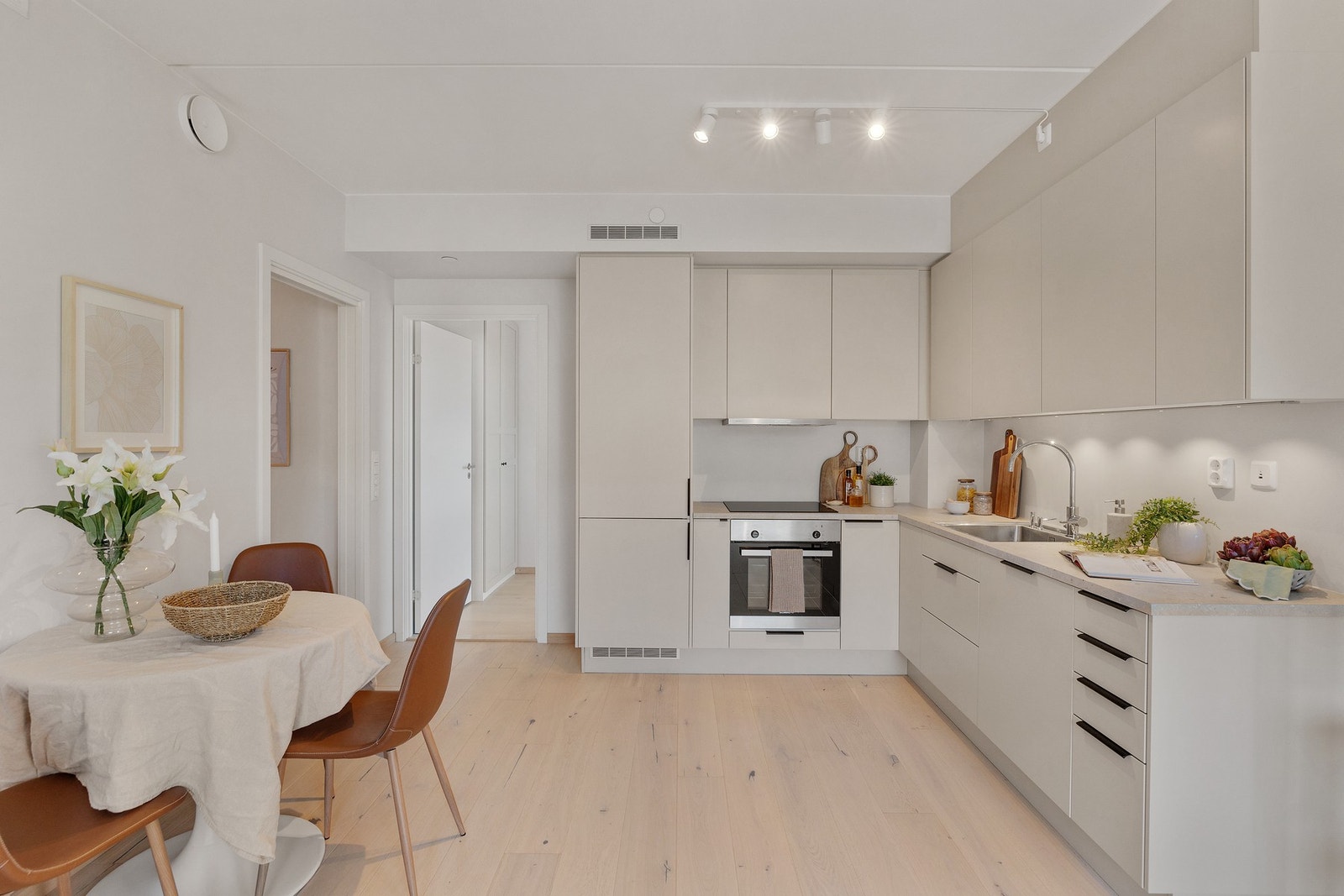 Pent og stilrent kjøkken med god skap- og benkeplass. Galleribilde