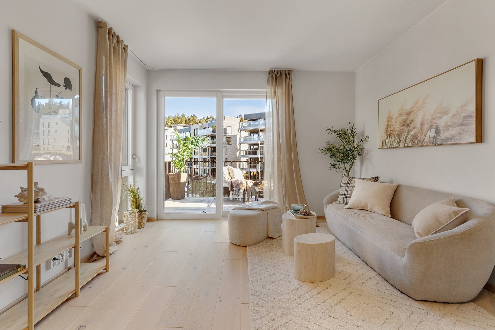 Lys og luftig stue med store vindusflater som slipper inn rikelig med naturlig lys! Galleribilde