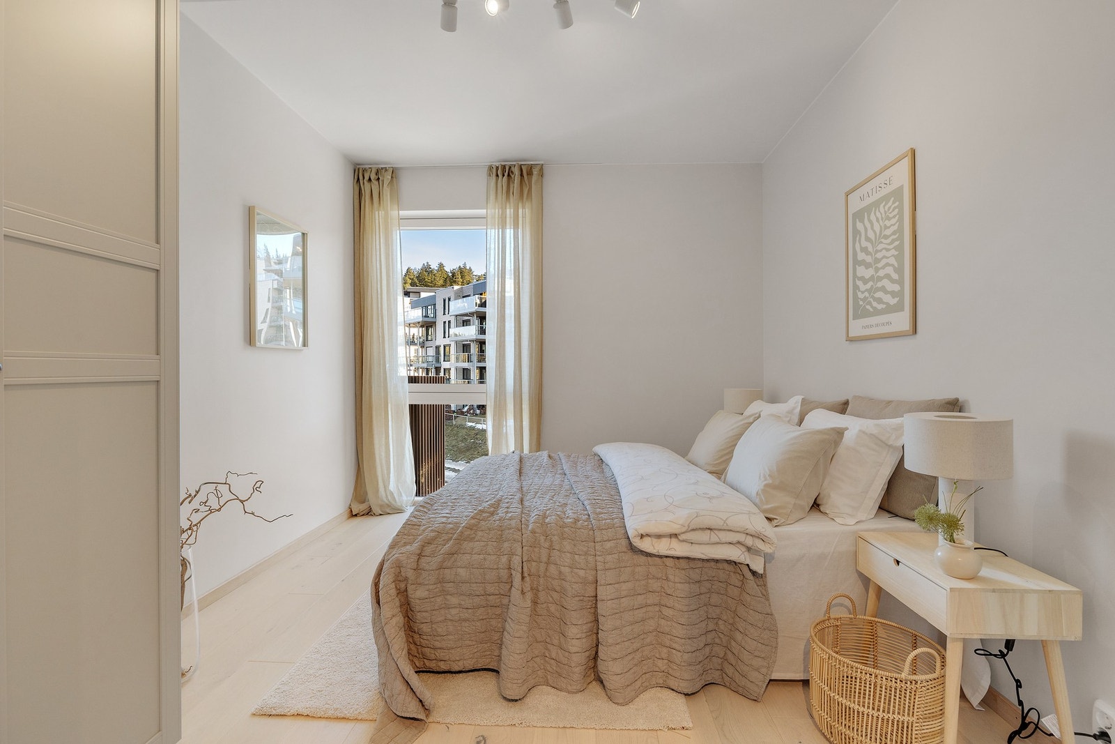 Romslig hovedsoverom med god plass til romslig dobbeltseng, og garderobeplass. Galleribilde