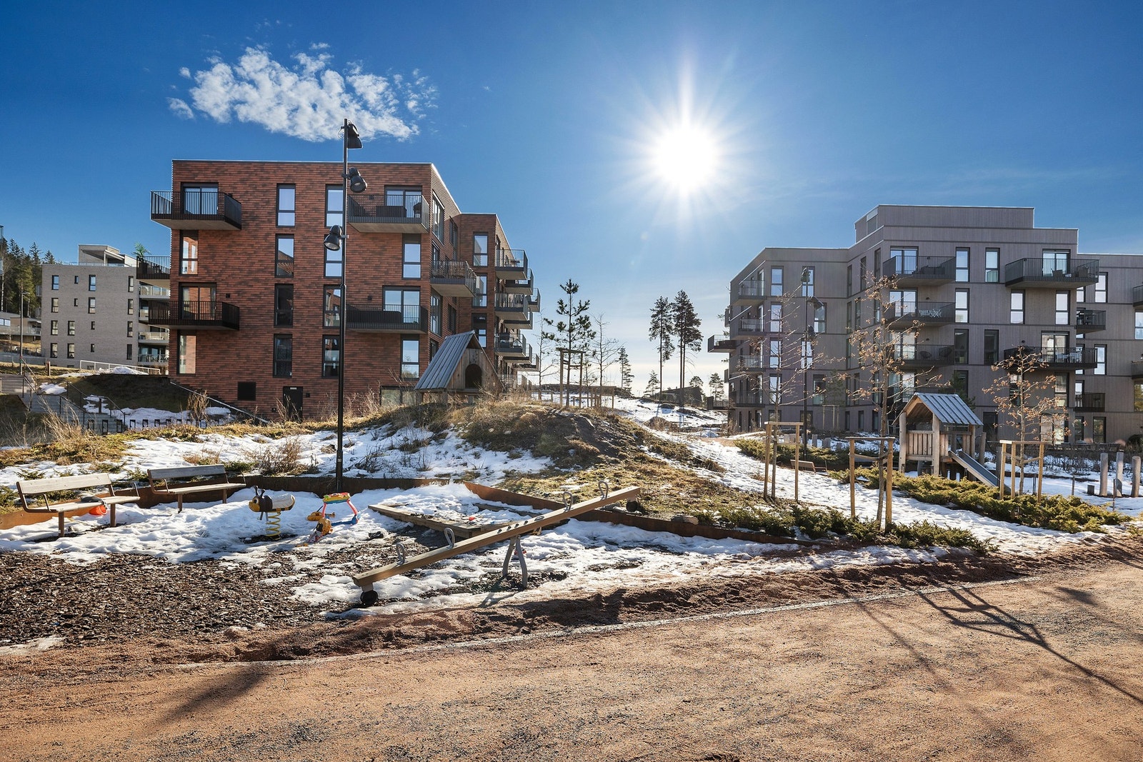 Sameiets tomt er pent opparbeidet med sittegrupper og beplantning. Galleribilde