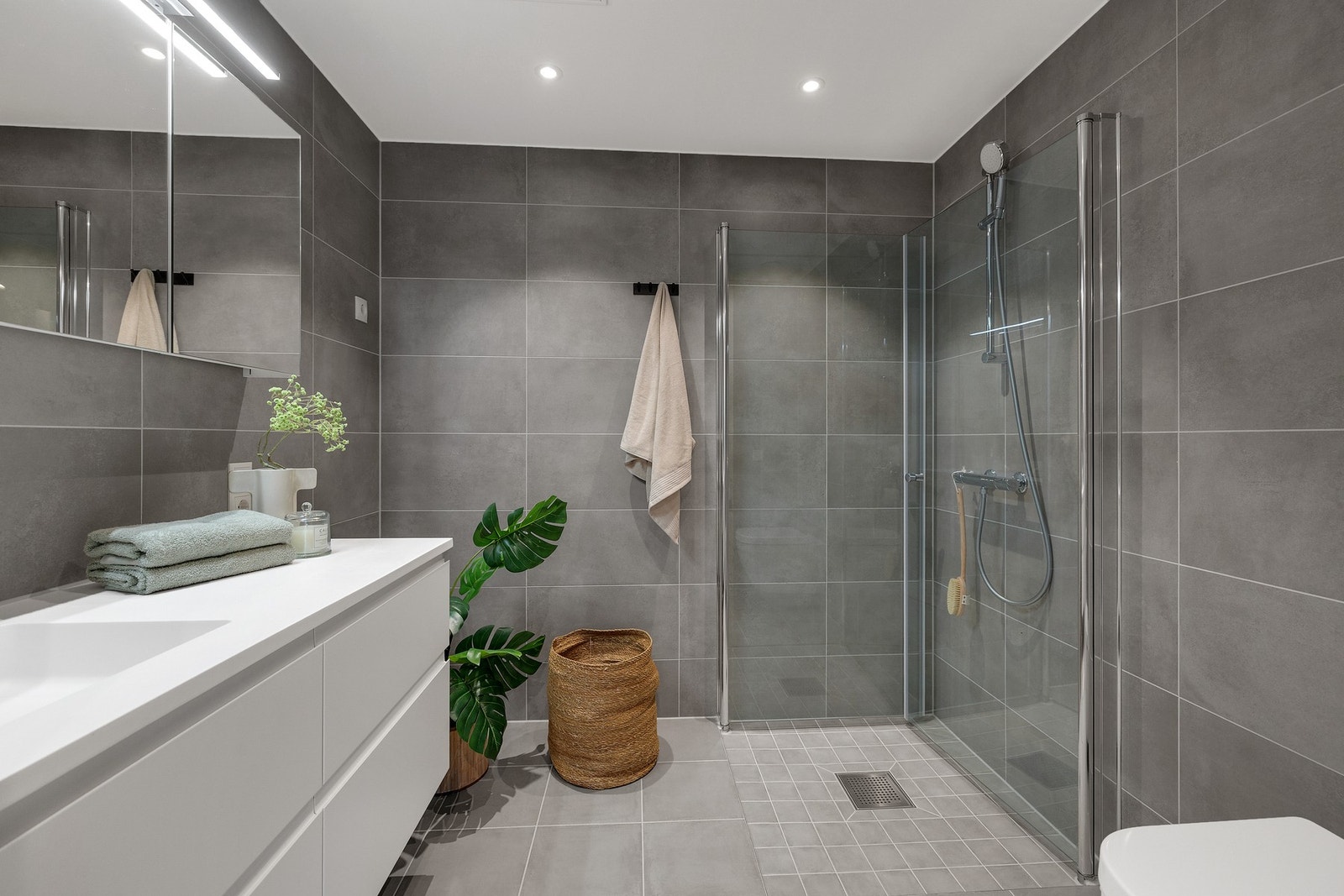 Delikat flislagt bad av god størrelse med downlights i tak og vannbåren gulvvarme. Galleribilde