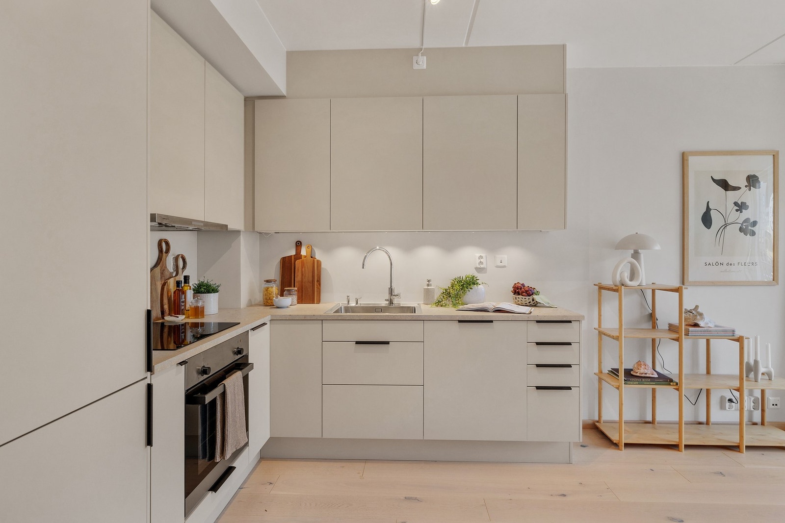 Det er avtrekk over kokesone via ventilator koblet til boligens mekanisk avtrekksanlegg. Galleribilde