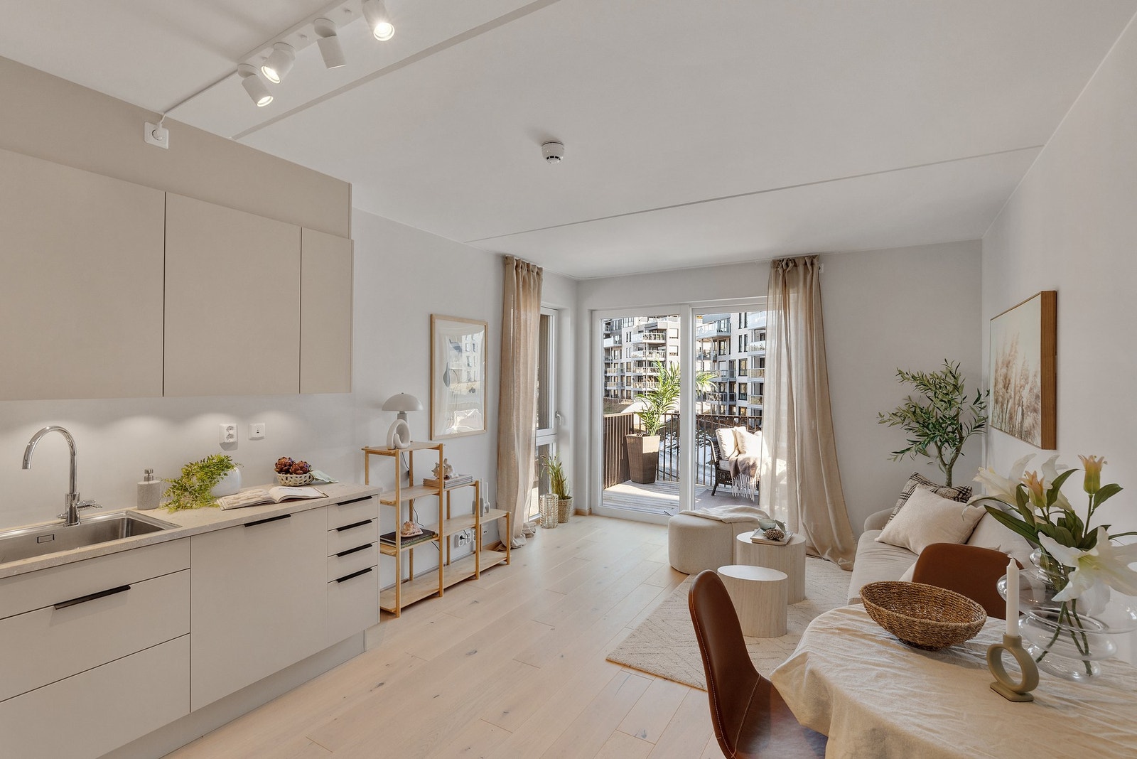 Stuen og kjøkkenet er i en åpen, moderne løsning. Galleribilde