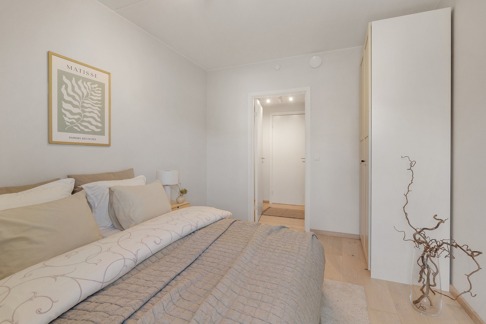 Fra soverom er det direkte tilgang til gangen. Galleribilde