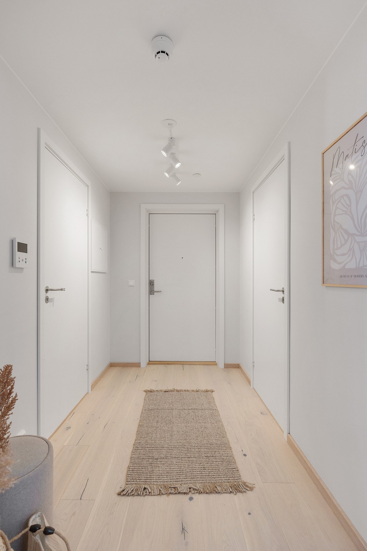 Innbydende entré med dørcalling og plass til garderobe. Velkommen inn! Galleribilde