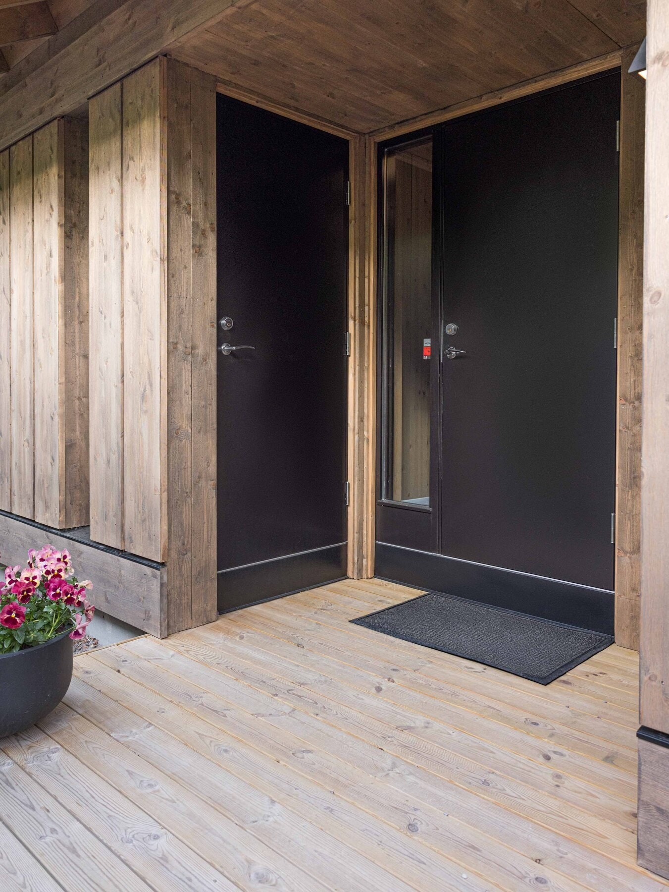 Inngangsparti med boddør. Galleribilde