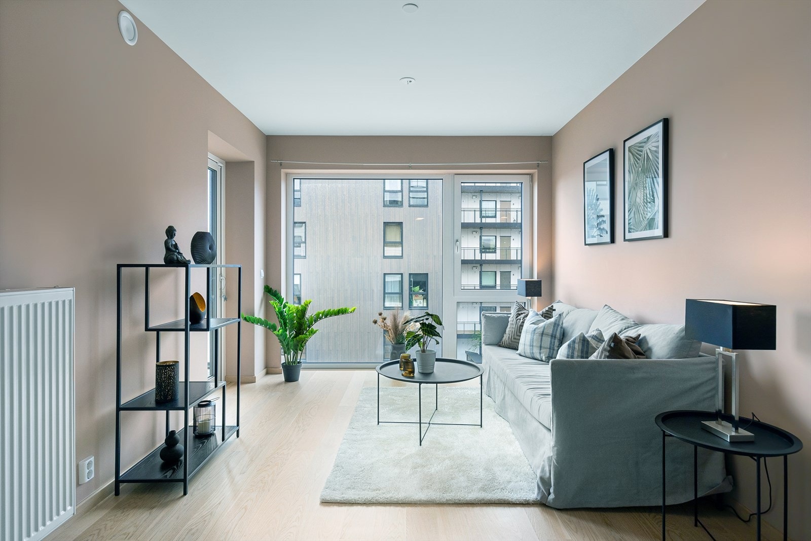 Stuen er malt i en lun matt farge og har enstavs lys eikparkett på gulv. Galleribilde