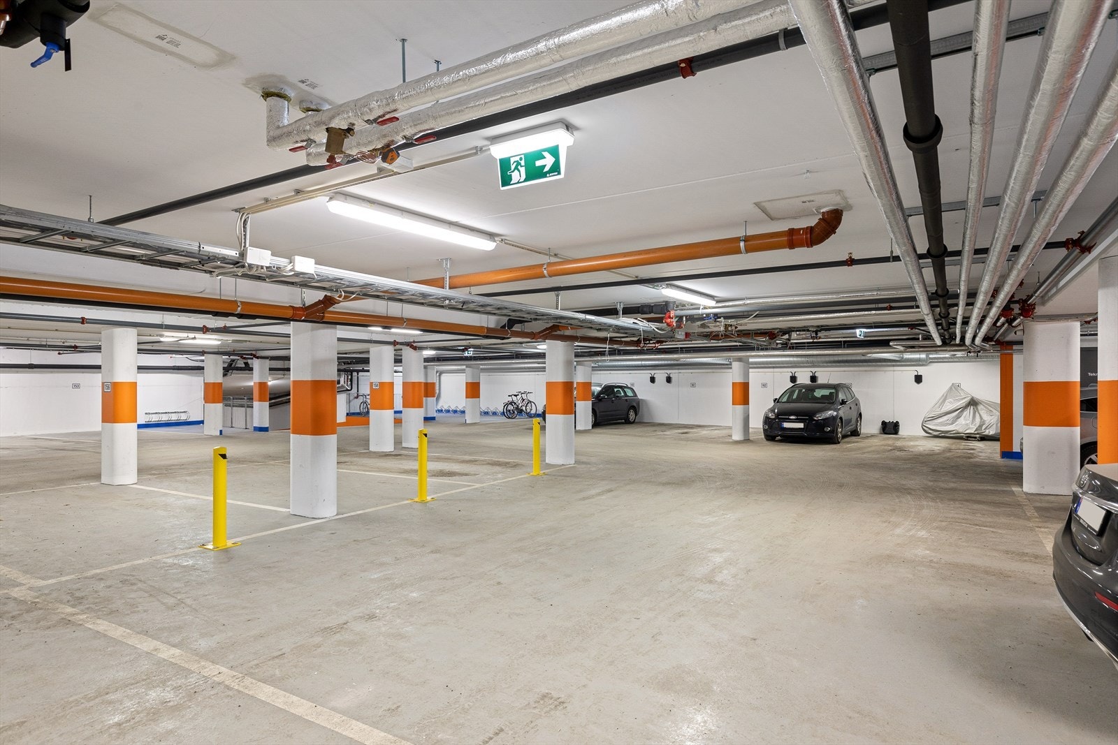 Det medfølger garasjeplass (nr.155) i felles oppvarmet garasjeanlegg. I tillegg er det 4 timers gratis gjesteparkering. Galleribilde