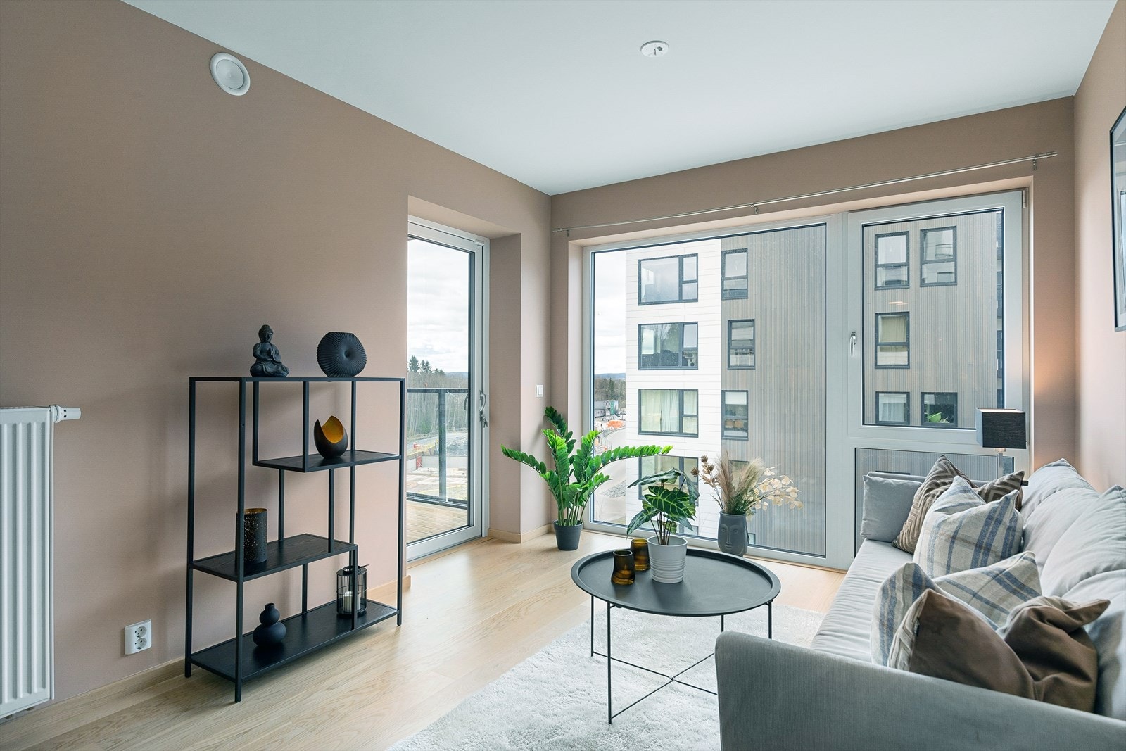 Det er store vindusflater som sørger for mye lys og en god romfølelse Galleribilde