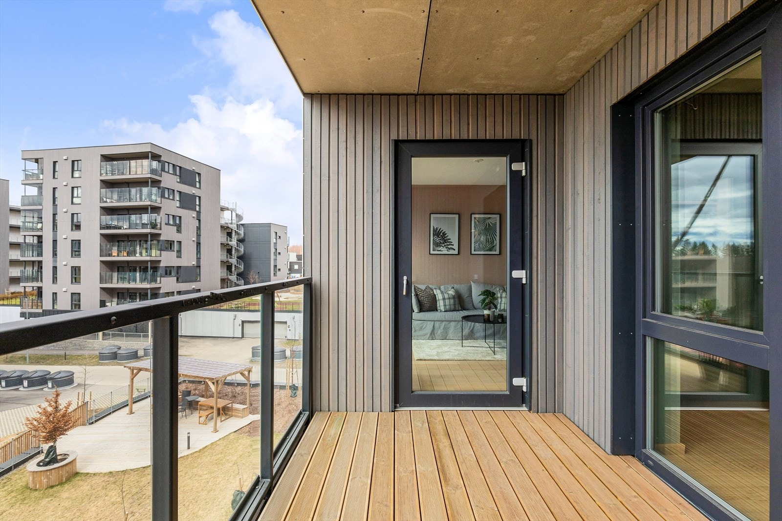 Balkongen har god plass til sittegruppe m.m. Galleribilde