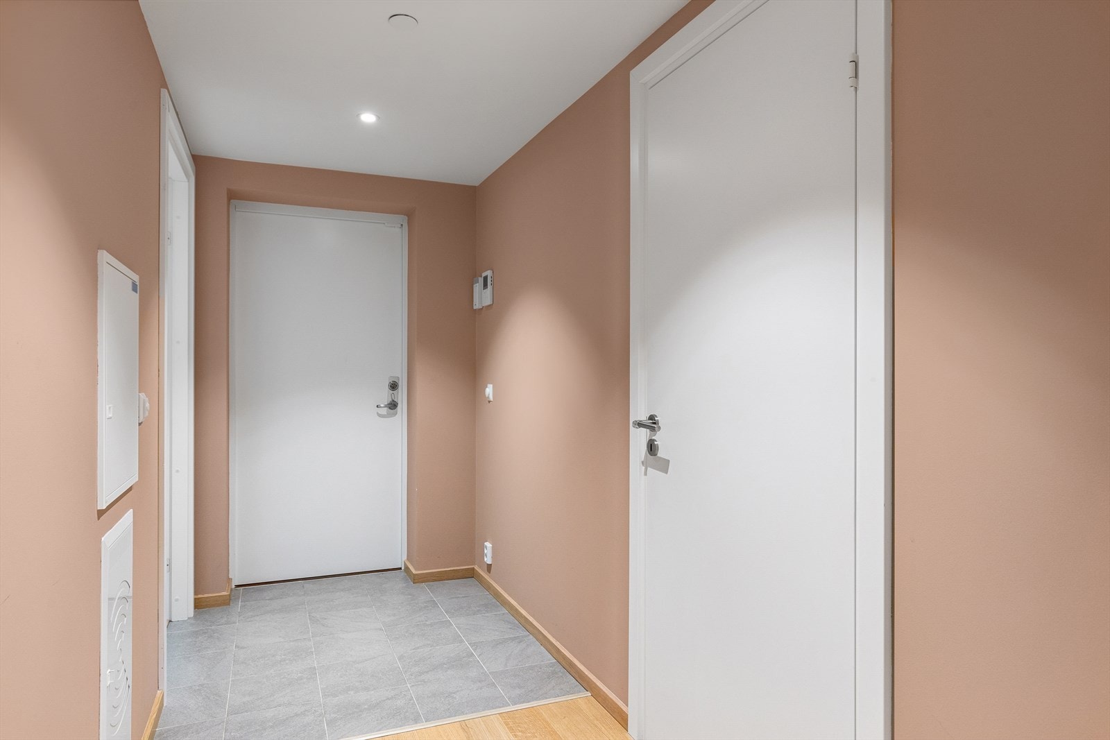 I entre er det lagt fliser ved inngangsdøren Galleribilde