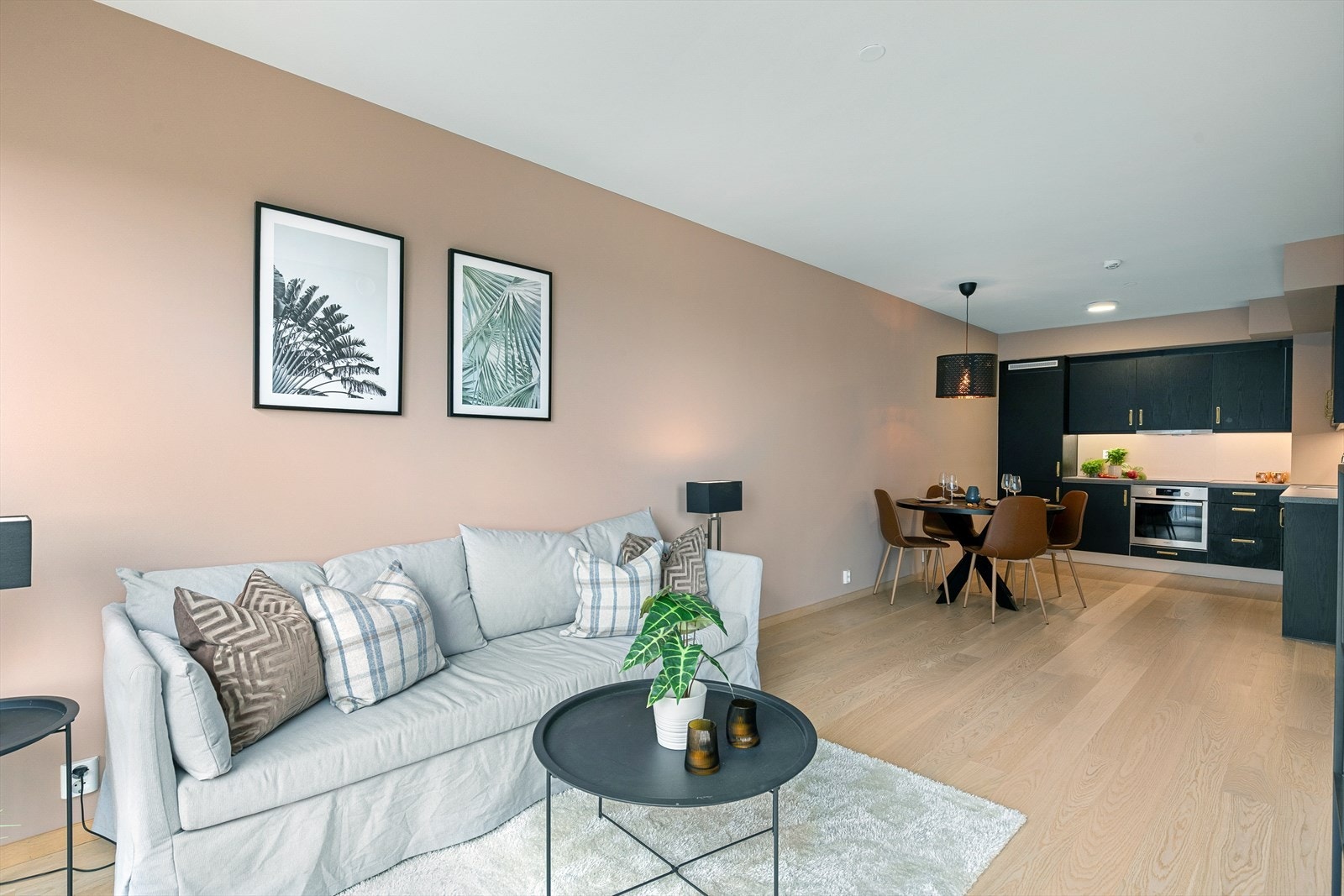 Den romslige stuen har åpen løsning mot kjøkken og spisetueplass Galleribilde