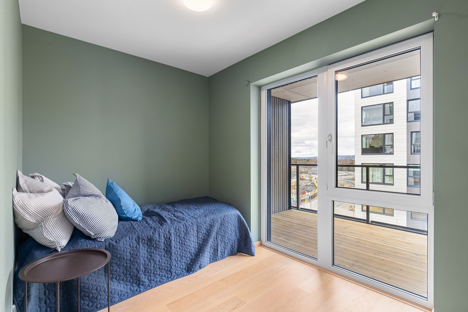 Soverom III har store vindusflater og passer og perfekt til feks kontor. Galleribilde