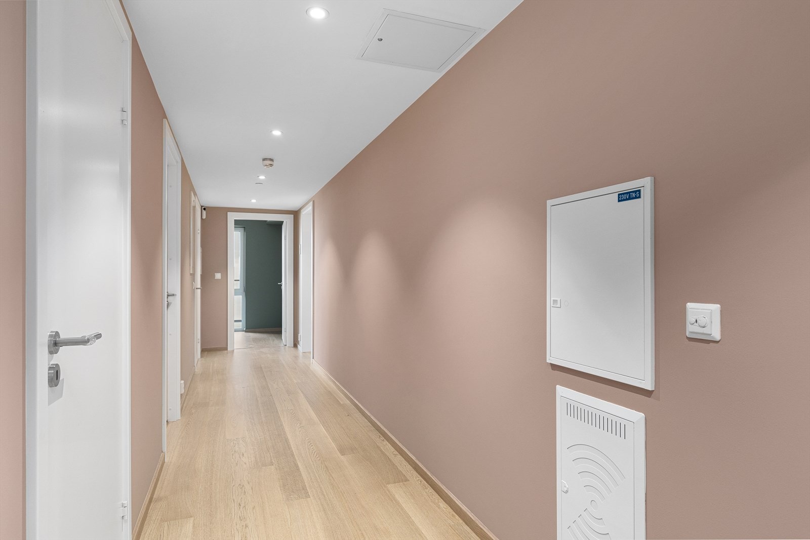 Romslig gang med god plass til å etablere garderobeløsning. Galleribilde