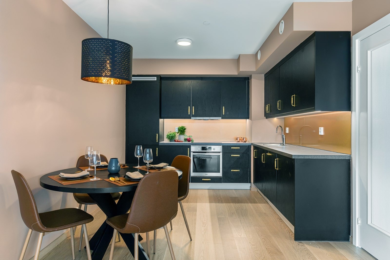 Stilrent kjøkken med spisestueplass Galleribilde