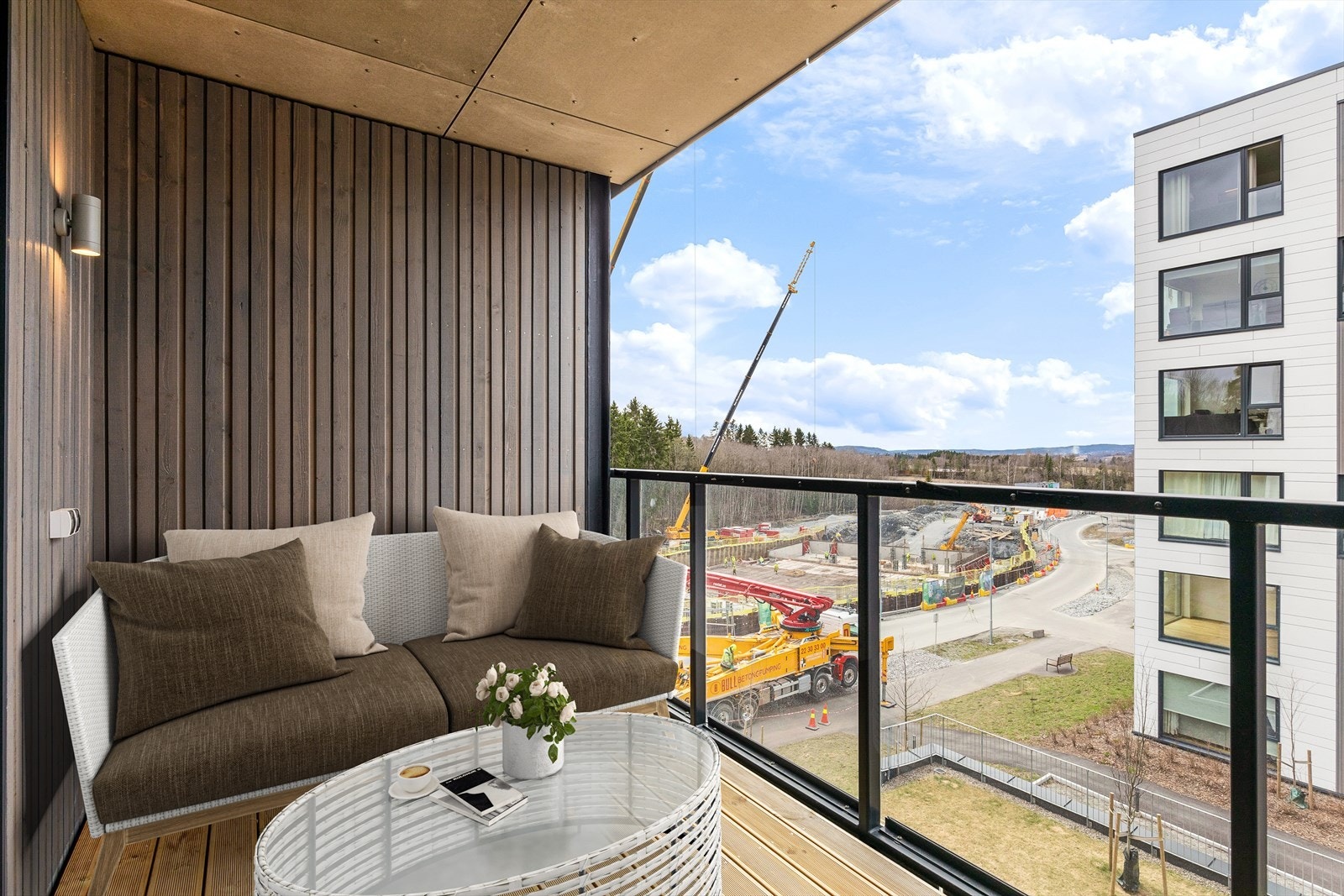 Fra stuen er det utgang til en flott sydvestvendt balkong med gode solforhold. (Sol fra kl. 13.00) Galleribilde