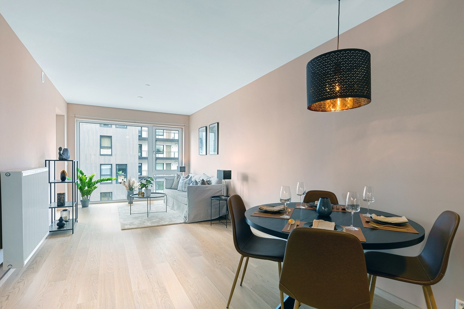 Det er god plass til et godt spisebord med stoler i tillegg til en sofagruppe. Galleribilde