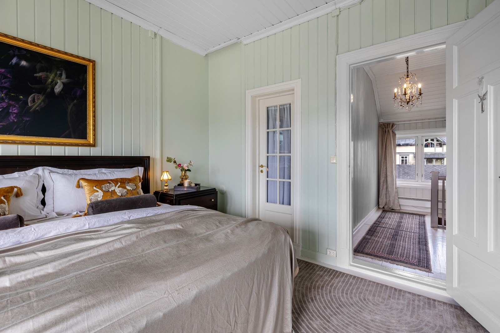 Hovedsoverom med tilgang til garderobe/kontor/mellomgang til hybeldel Galleribilde