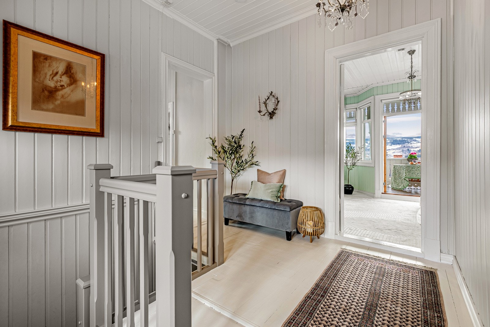 Oppusset trappegang/gang i andre etasje Galleribilde