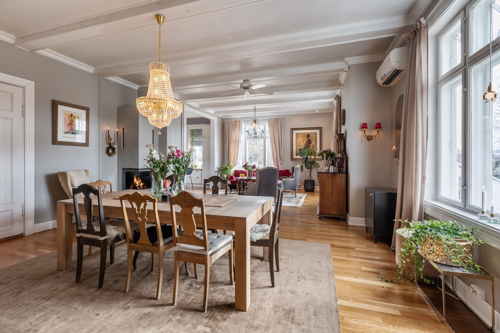 Rommet har en god atmosfære som inviterer til avslapning og sosiale sammenkomster Galleribilde