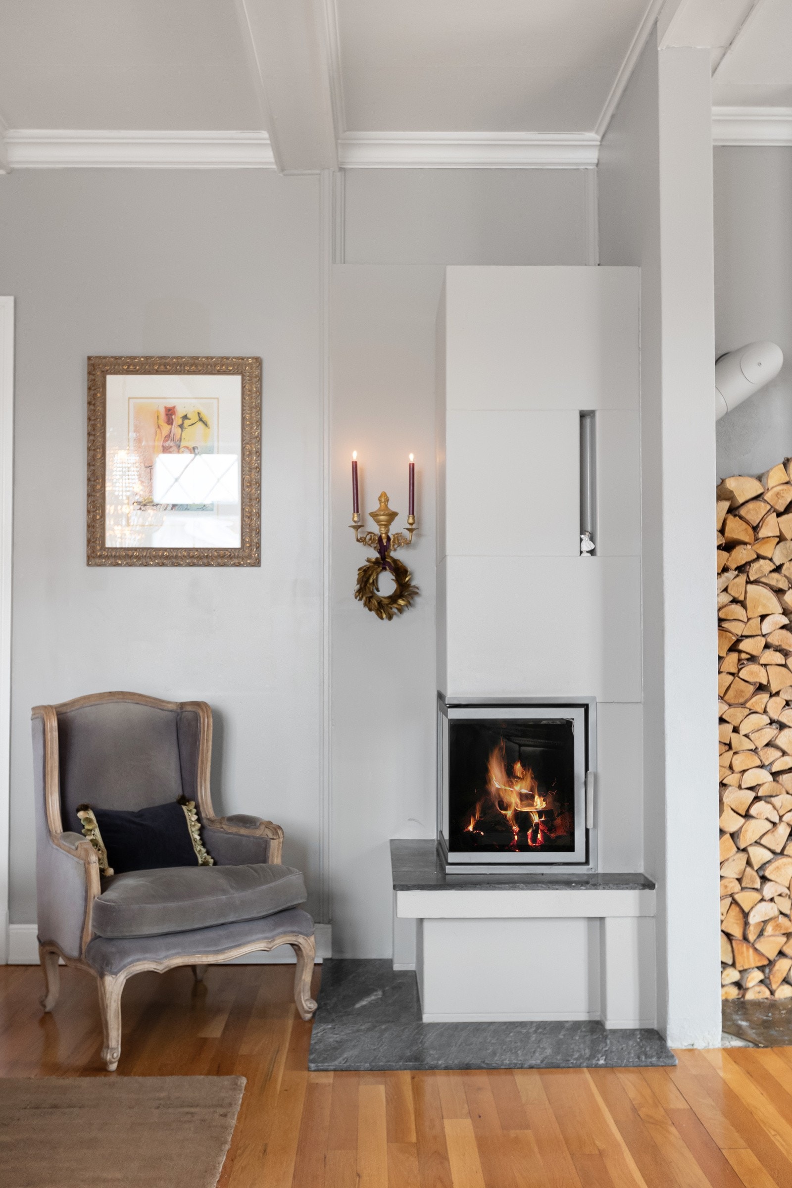 En moderne peisinnsats tilfører både varme og stil til rommet Galleribilde