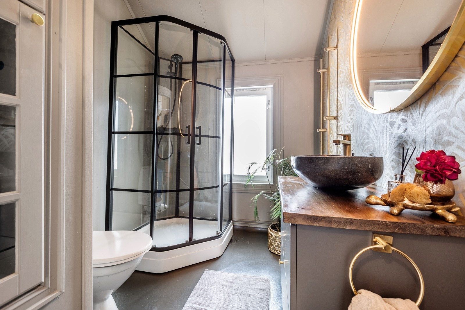 Baderom i andre etasje, innredet med dusjkabinett, toalett og baderomsinnredning Galleribilde