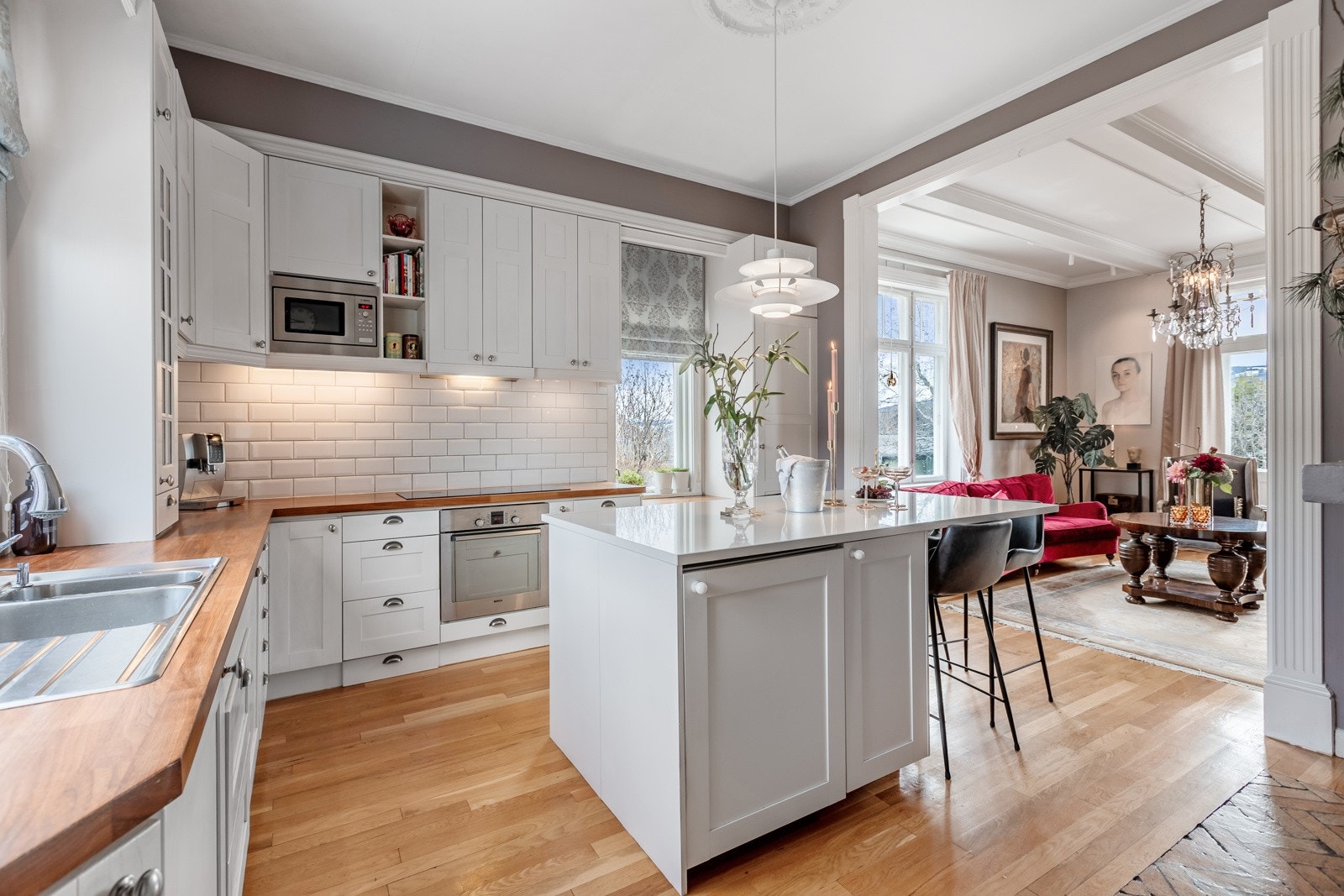 Kjøkkenøy med Silestone benkeplate, med fryser, ekstra benkeplass og lagringsmuligheter Galleribilde