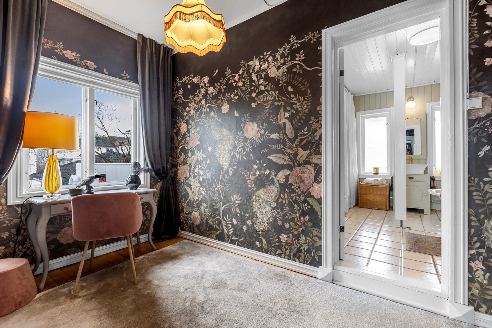 Soverom/gjesterom innenfor TV-stuen har direkte tilgang til bad Galleribilde