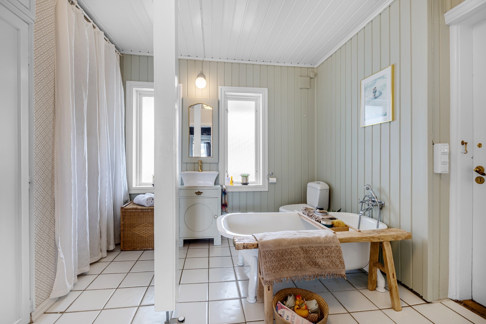 Badet i første etasje er innredet med badekar Galleribilde