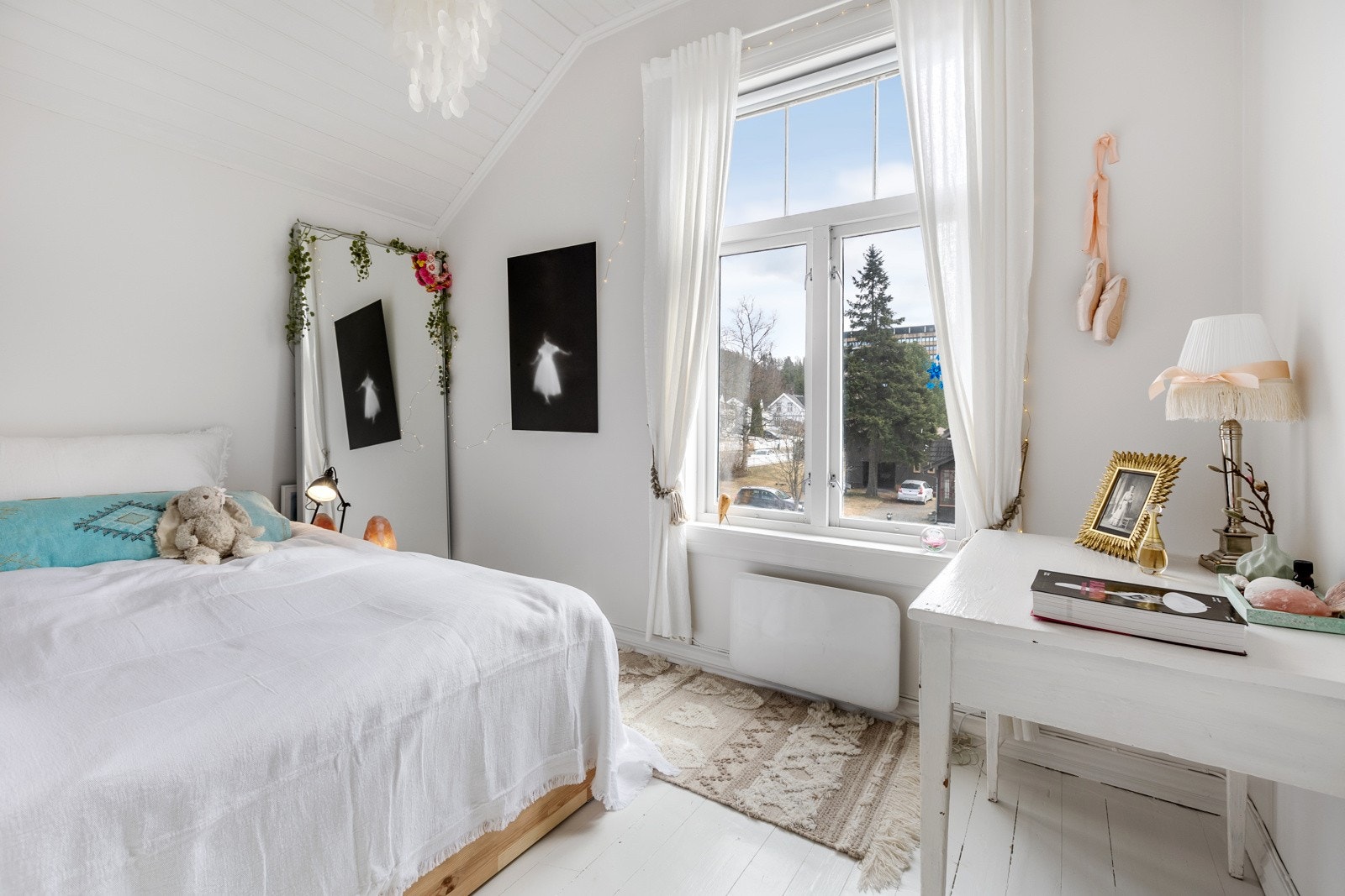 Lyst og pent soverom Galleribilde