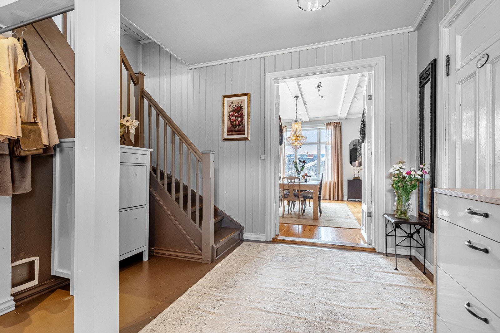 Romslig hall/trappegang Galleribilde
