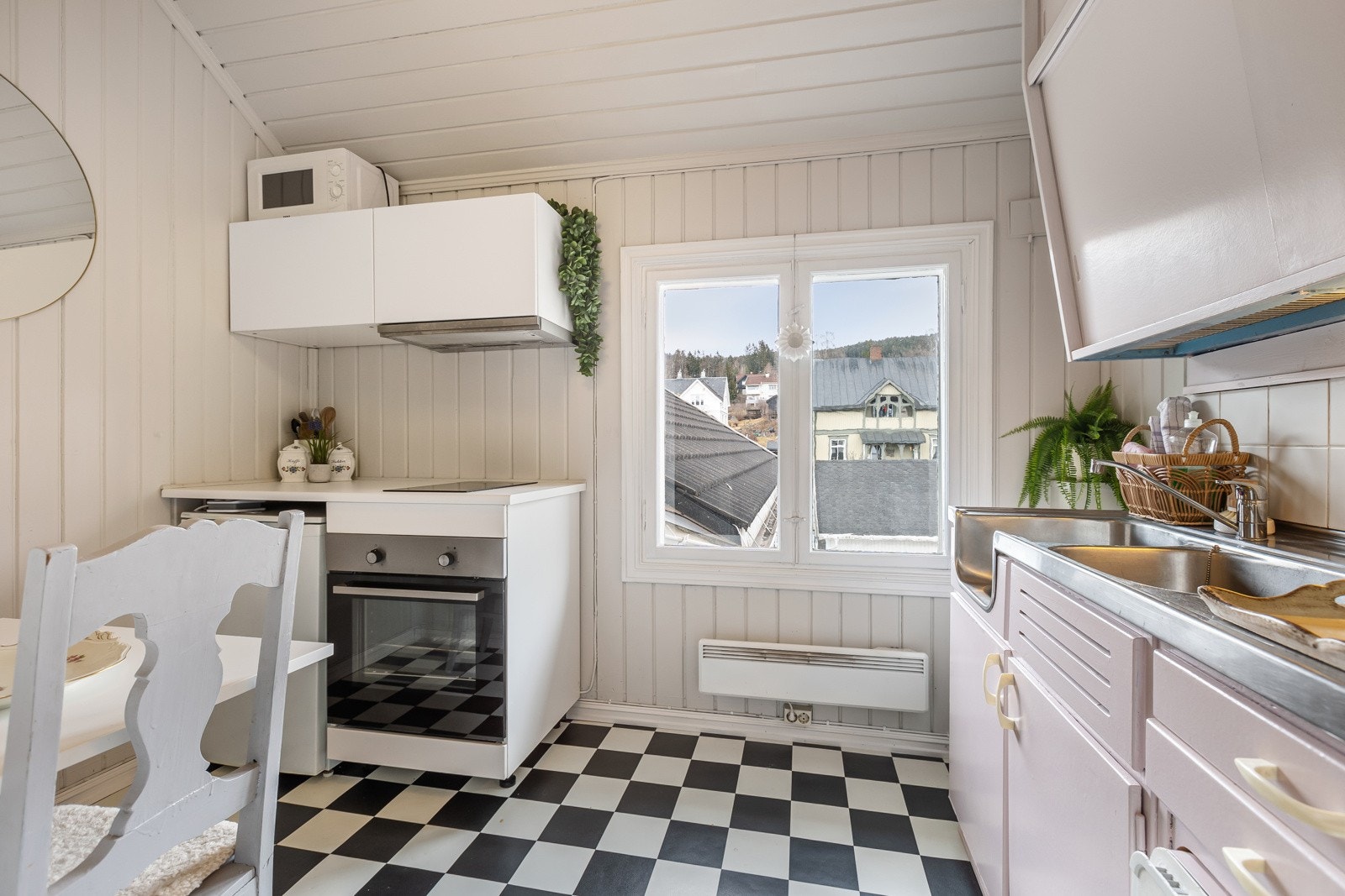 Kjøkken med spiseplass i hybel Galleribilde